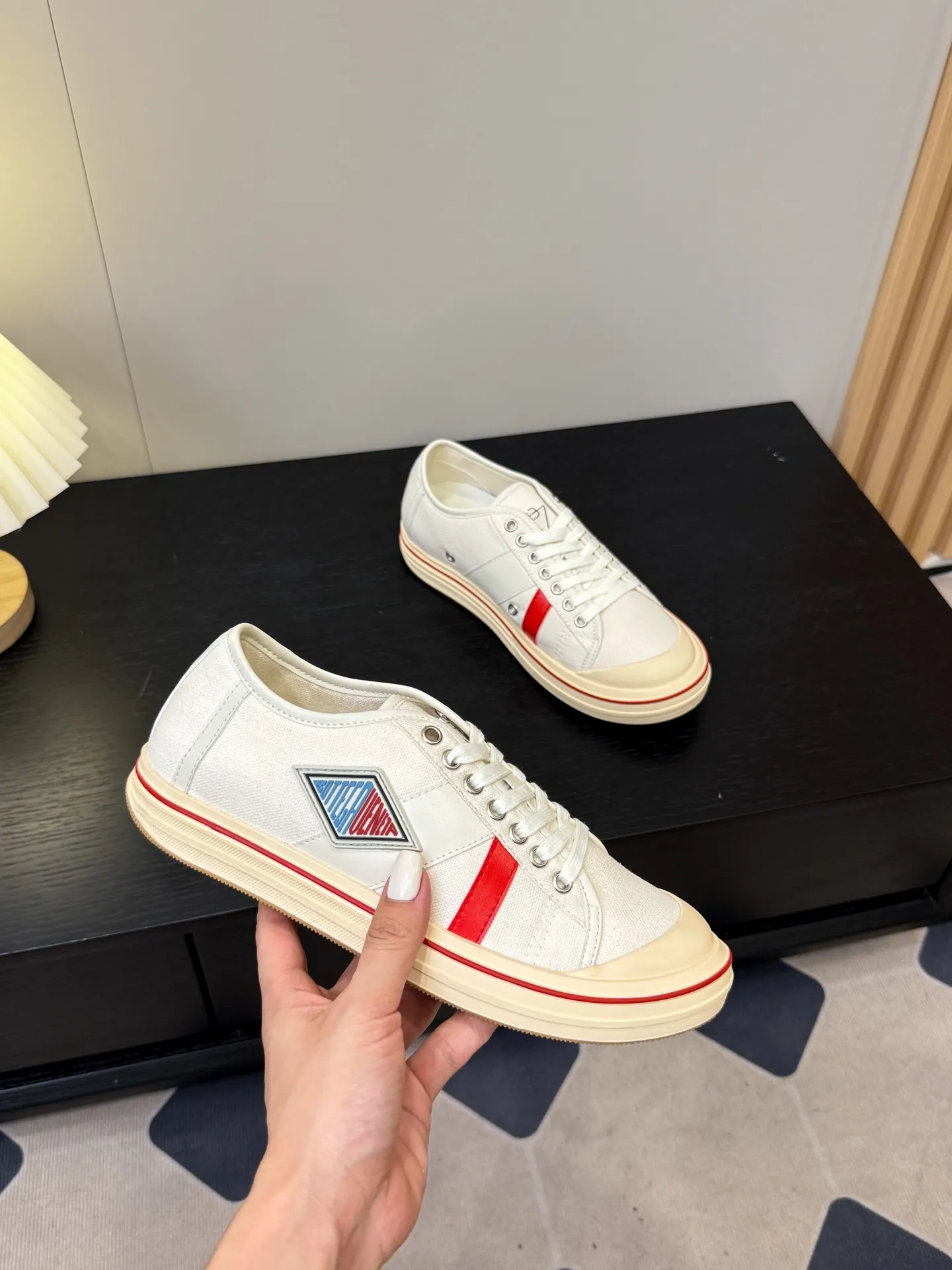 👟👟Ex-factory price 460👟👟 (Men's size +1️⃣0️⃣) BVOrbit's latest 2025 catwalk model, developed 1:1 from the original board, classic color matching elements! This is the biggest highlight of this shoe, eye-catching but not exaggerated design, super cool for daily use, super versatile whether paired with pants, sweaters or skirts, looks good no matter how you wear it, the more you look at it, the more you like it ❗️ Outsole: Original outsole color: 5 colors code number: female 35-40 male 39-44
